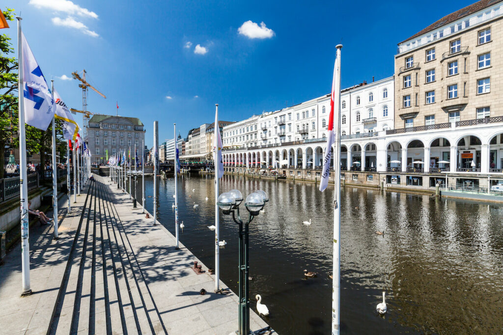 Blick über das Wasser auf die Alsterarkaden