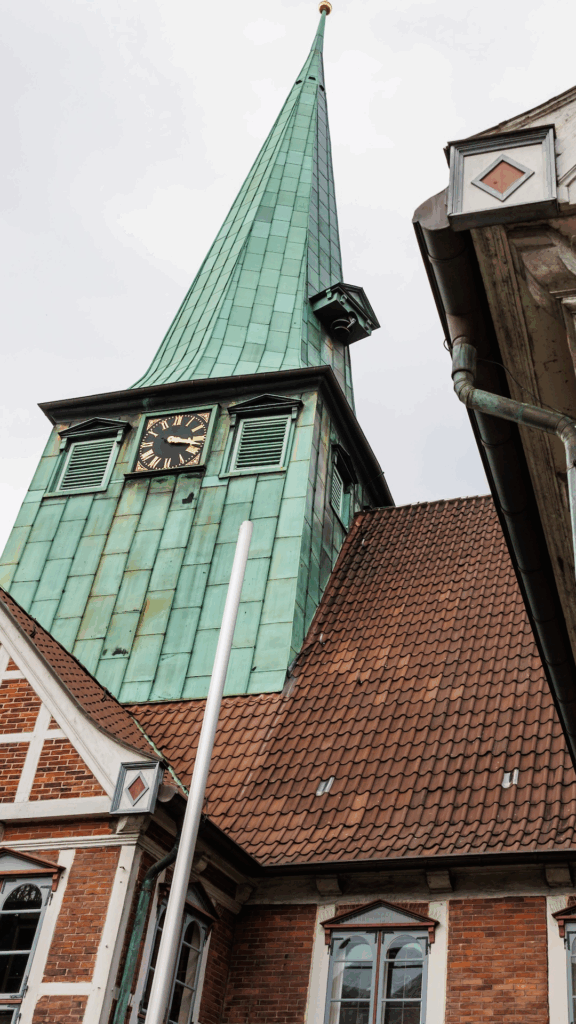 Der Turm der St. Petri und Pauli Kirche in Hamburg-Bergedorf.