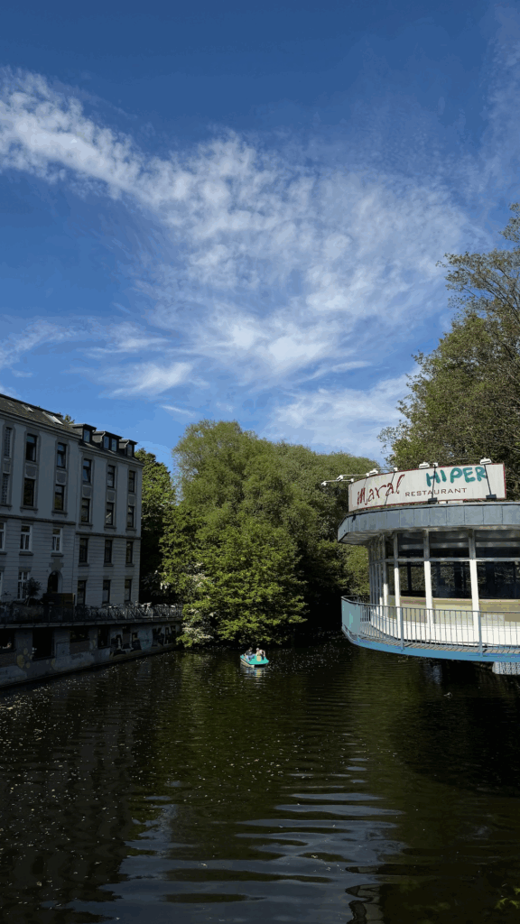 Ein Tretboot fährt über die Alster