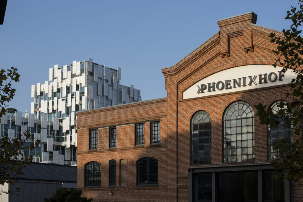 Die Fassade des Phoenixhofs bei Sonnenschein.