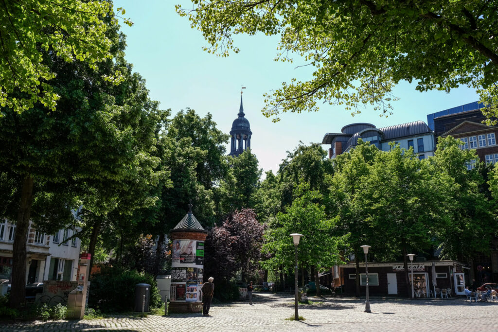 Ein Marktplatz, im Hintergrund sieht man die Spitze des Hamburger Michels.