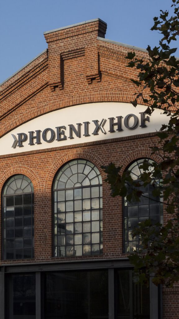 Die Fassade des Phoenixhofs bei Sonnenschein.
