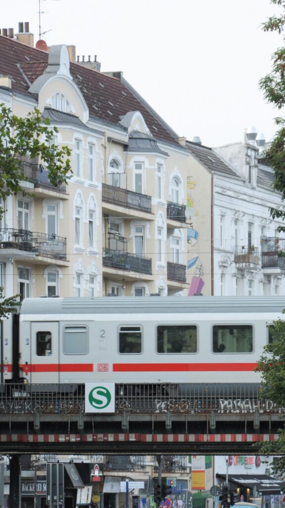 Ein IC fährt an der S-Bahn-Station Sternschanze vorbei.