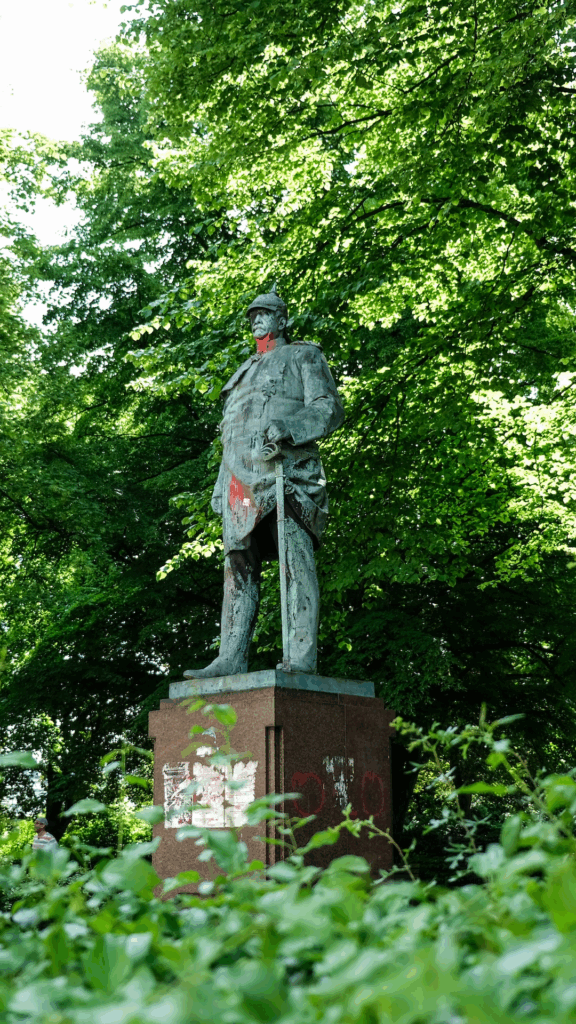 Die Statue von Otto von Bismarck mit zwei roten Farbflecken.