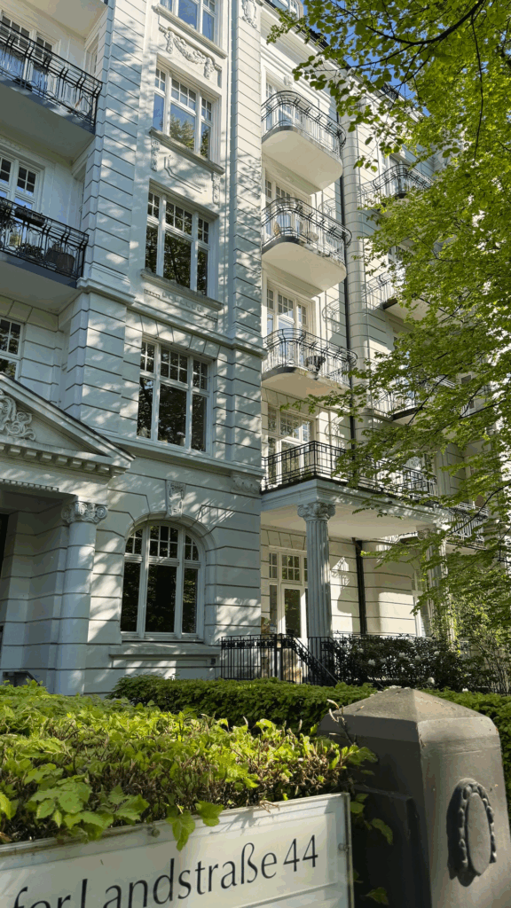 Ein sonnig angestrahlter Altbau in der Eppendorfer Landstraße.