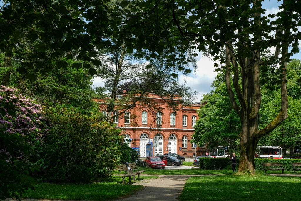 Ein Park mit Blick auf das Uniklinikum in Eppendorf.