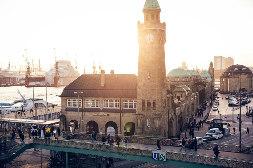 Blick auf das historische Gebäudeensemble des Brauhaus Blockbräu direkt an den Landungsbrücken