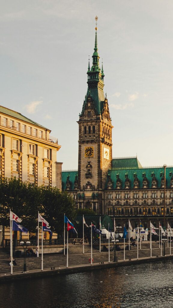 Blick über die Alster auf das Hamburger Rathaus.