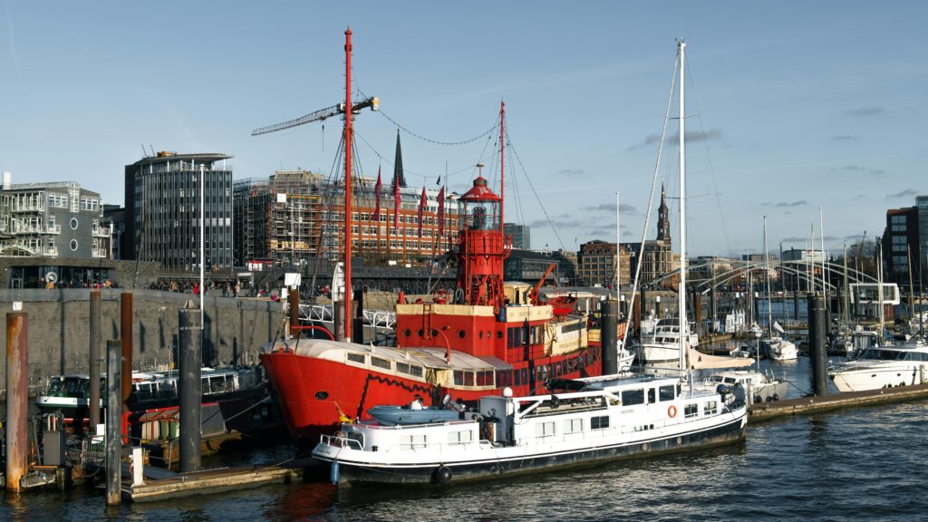 Ein rotes Schiff am Hamburger Hafen