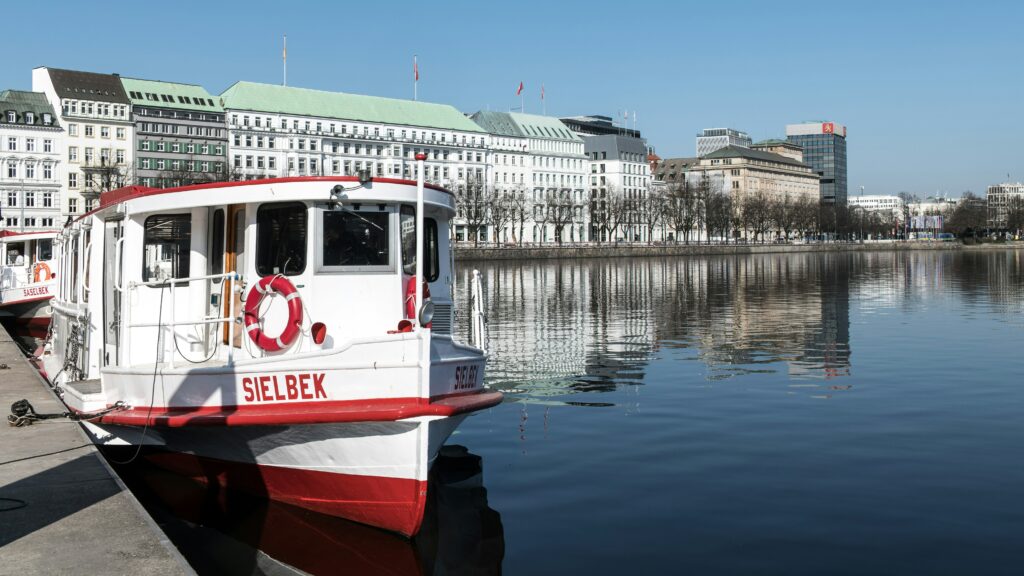 Ein rot-weißes Boot auf der Alster